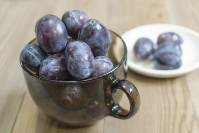 Close-up of grapes in bowl on table