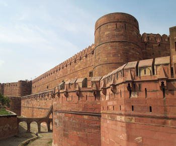 Old ruins of building against sky