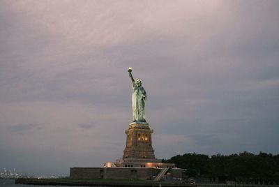 statue