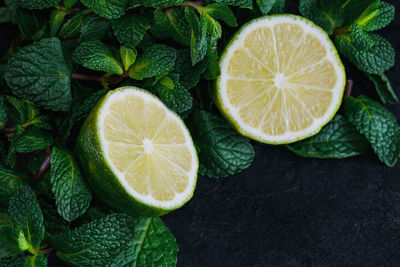 Close-up of lemon slices and mint leaves