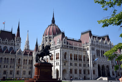 Statue of historic building against sky in city