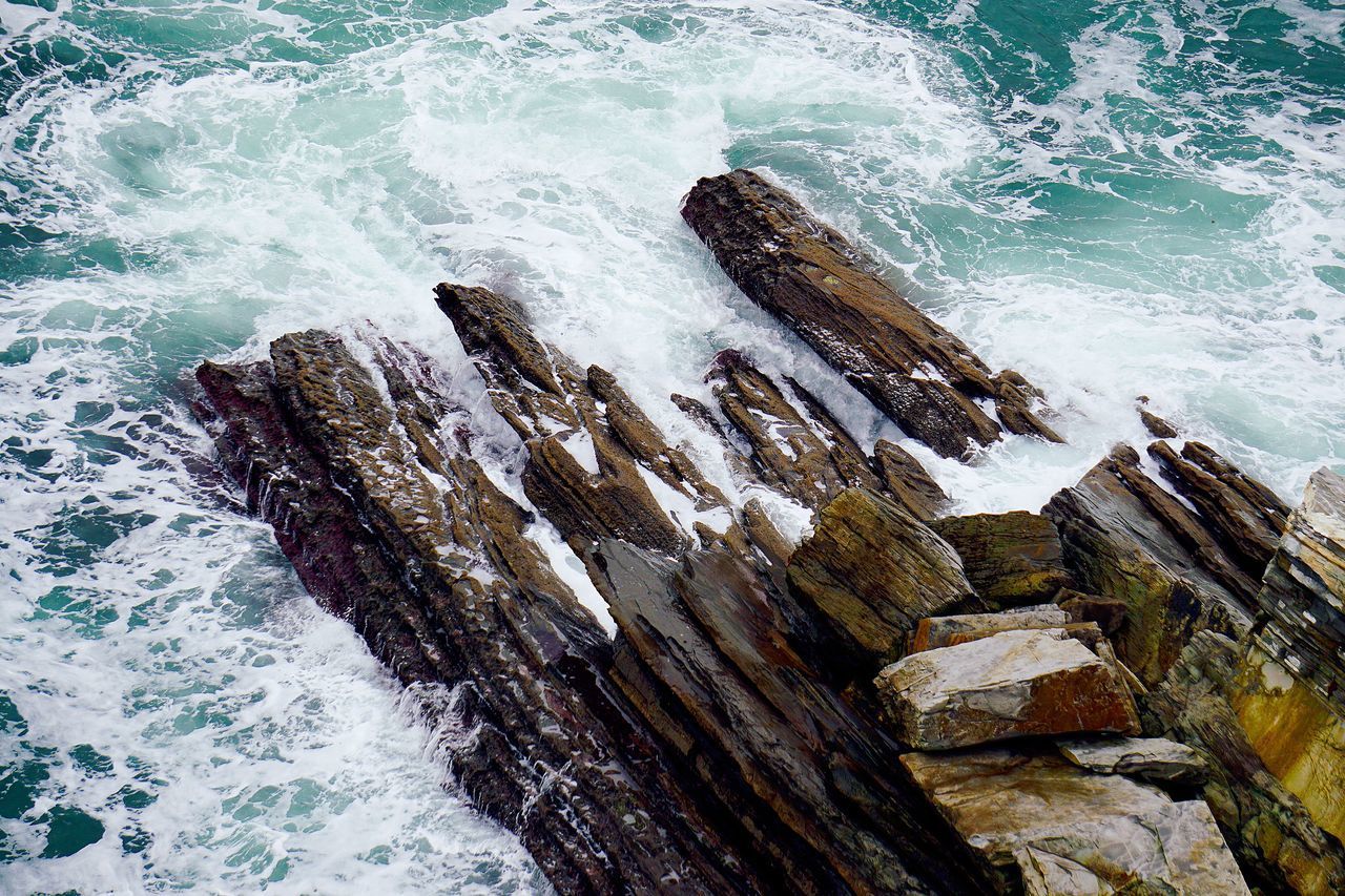 HIGH ANGLE VIEW OF ROCKY BEACH