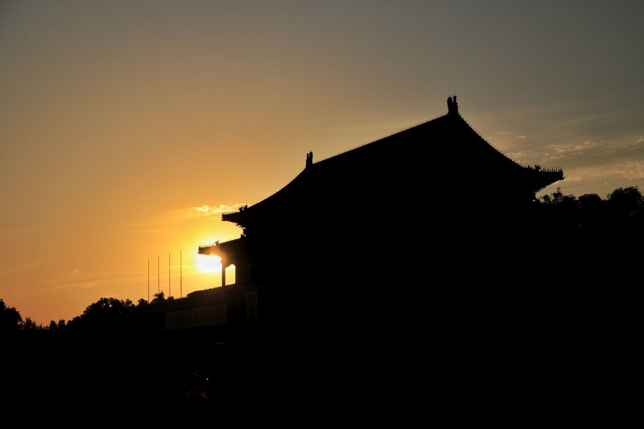 building exterior, architecture, built structure, sunset, silhouette, sky, orange color, low angle view, religion, house, place of worship, church, copy space, spirituality, outdoors, dusk, no people, residential structure, building