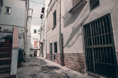 Narrow alley amidst buildings in city