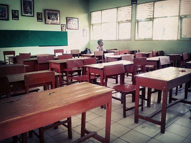 chair, indoors, table, window, empty, sitting, restaurant, built structure, architecture, absence, relaxation, furniture, house, seat, day, home interior, office, bench, living room