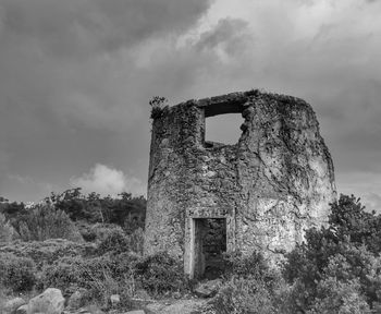 Old ruin building against sky