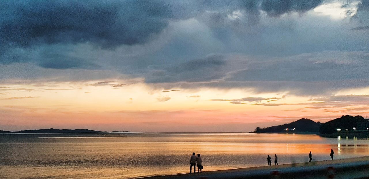 SCENIC VIEW OF SEA AGAINST SKY AT SUNSET