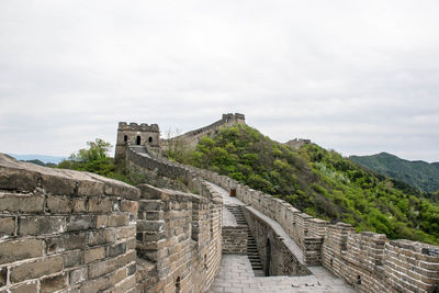 Great wall of china against cloudy sky