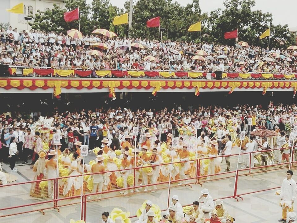 large group of people, person, men, crowd, lifestyles, variation, mixed age range, leisure activity, abundance, day, outdoors, market, large group of objects, transportation, railing, retail, high angle view, city life, market stall