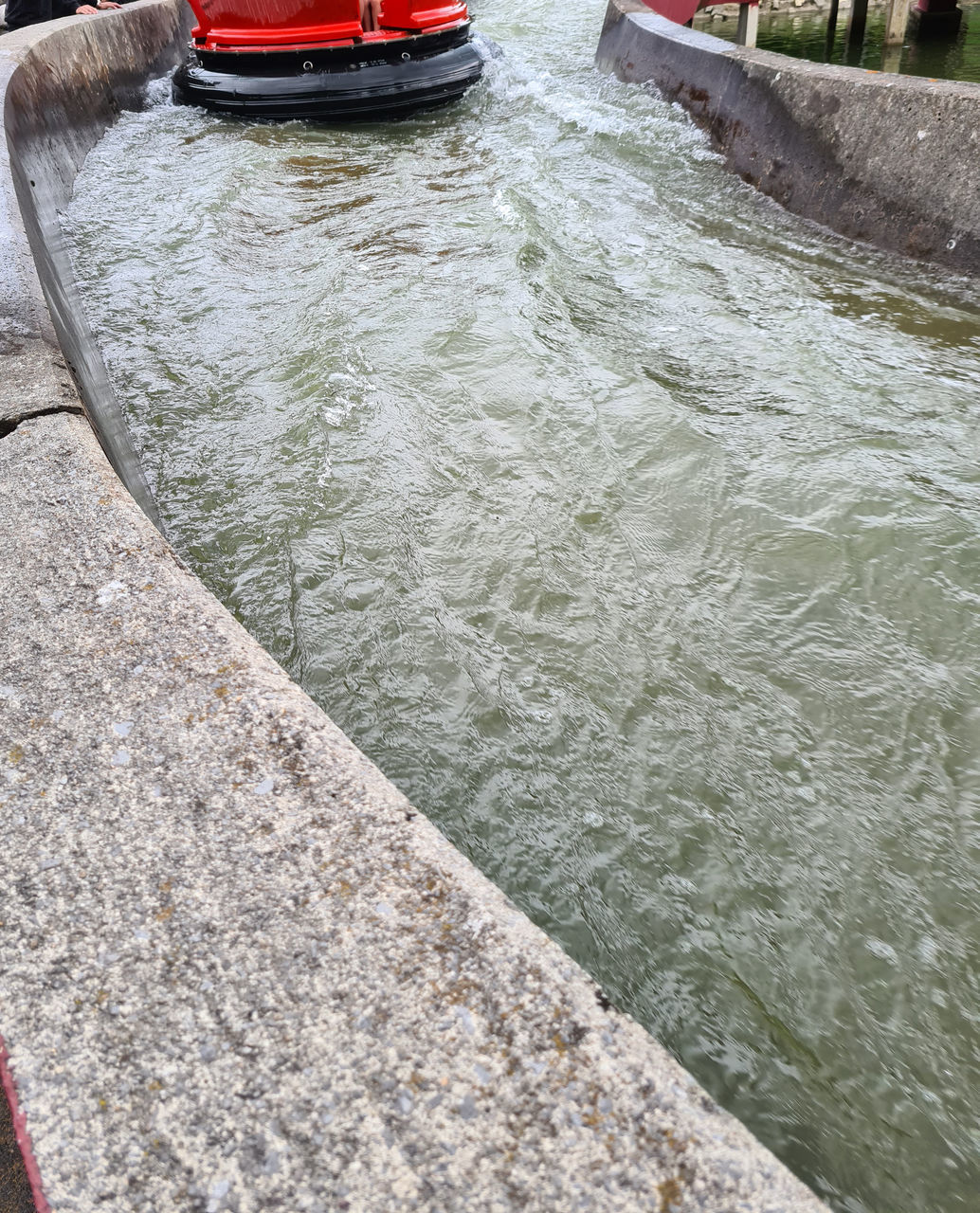 HIGH ANGLE VIEW OF RIVER FLOWING THROUGH WATER