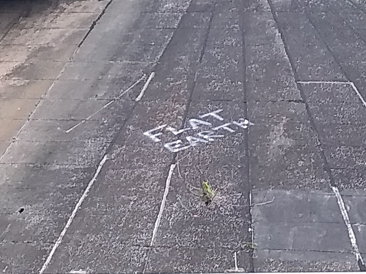 HIGH ANGLE VIEW OF ROAD SIGN ON FOOTPATH