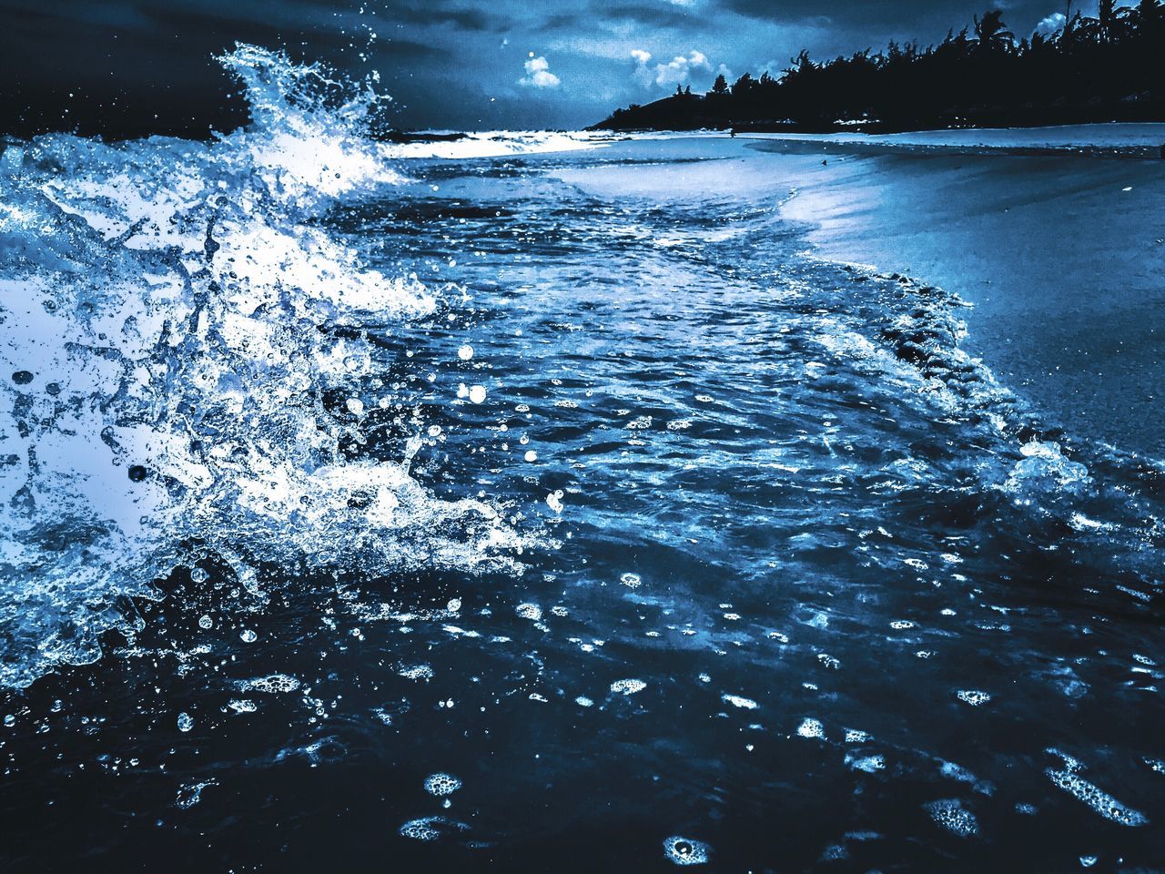 AERIAL VIEW OF SEA WAVES SPLASHING IN WATER