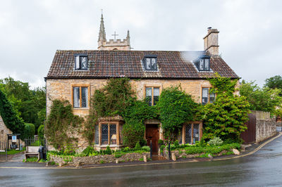 Castle combe, quaint village with well preserved masonry houses in cotswolds. england, uk