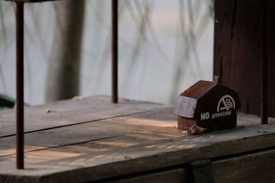 No smoking text on rusty metal over table