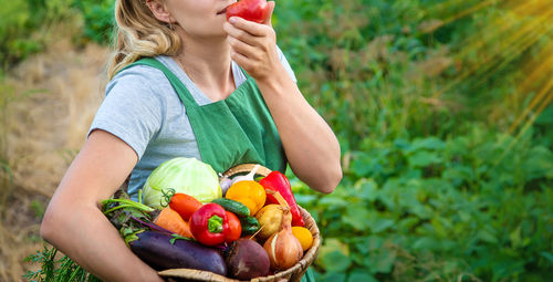 Portrait of young woman holding fruit