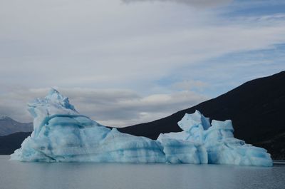 Icebergs on lake argentino, a sunny autumn afternoon, santa cruz province, argentino. 7