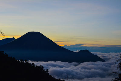 The view of mount prau before sunrise is very beautiful