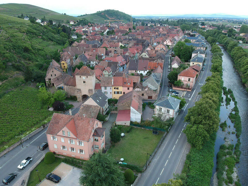 HIGH ANGLE VIEW OF BUILDINGS IN TOWN