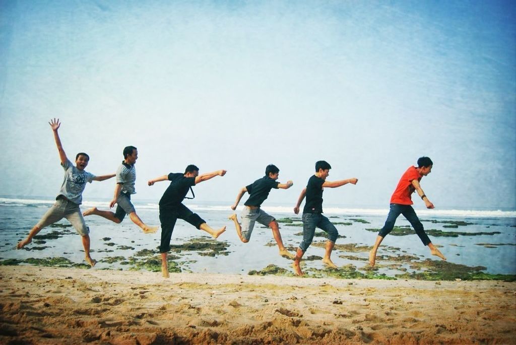 beach, leisure activity, lifestyles, sea, water, enjoyment, full length, childhood, men, fun, sky, boys, shore, playing, togetherness, sand, horizon over water, vacations, sport