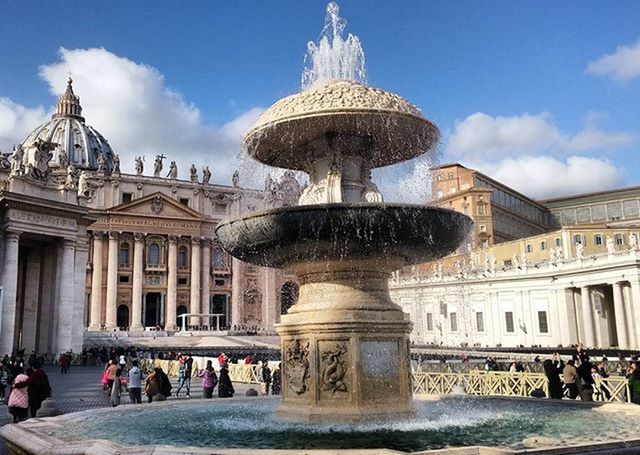 architecture, famous place, built structure, travel destinations, tourism, international landmark, building exterior, fountain, travel, large group of people, tourist, capital cities, sky, statue, sculpture, dome, city, art and craft, town square