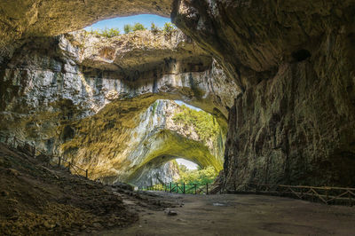 Rock formation in tunnel