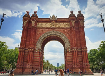 Arco del triunfo, triumphal arch in the city of barcelona, catalonia, spain. arc de triomf