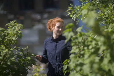 Young woman in a urbanic garden in a city