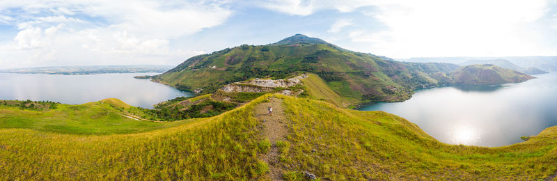 Panoramic view of lake and mountains against sky