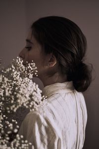 Portrait of woman holding flower bouquet