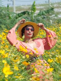 Young woman wearing sunglasses on field