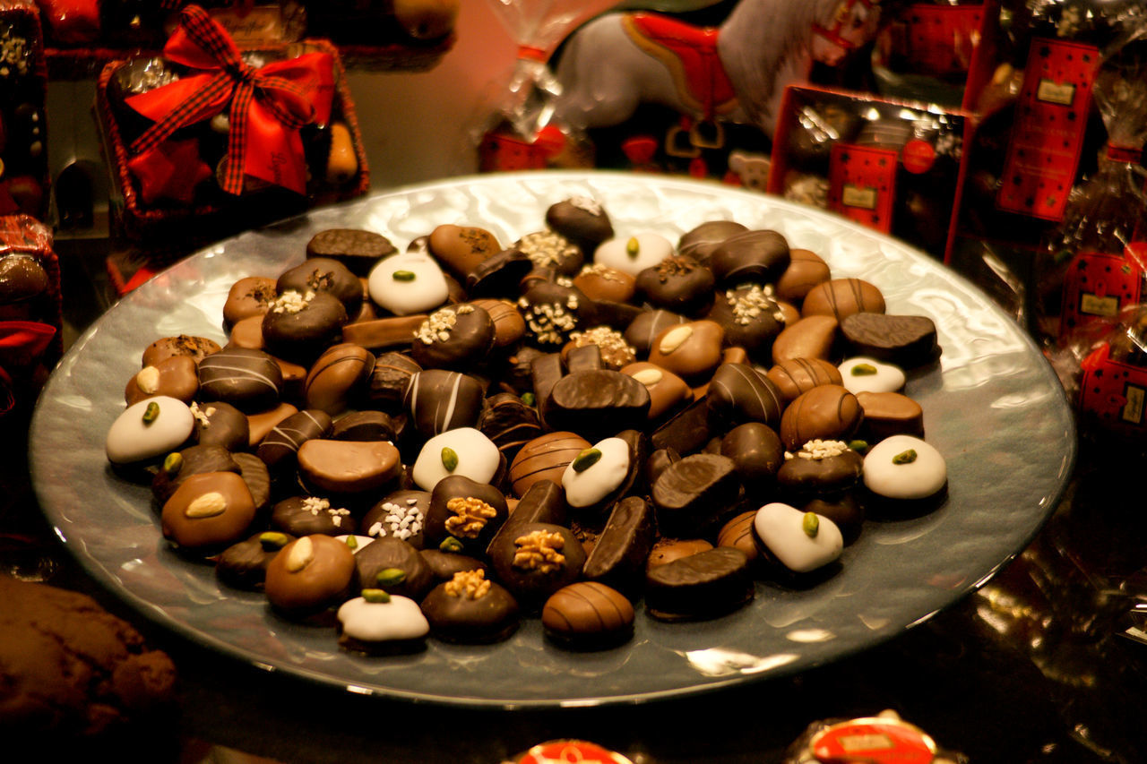 HIGH ANGLE VIEW OF CHRISTMAS COFFEE ON TABLE