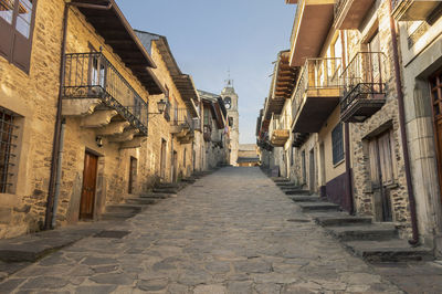 Narrow alley amidst buildings in city