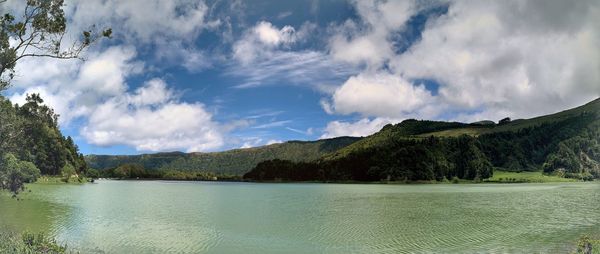 Panoramic view of lake and mountains against sky