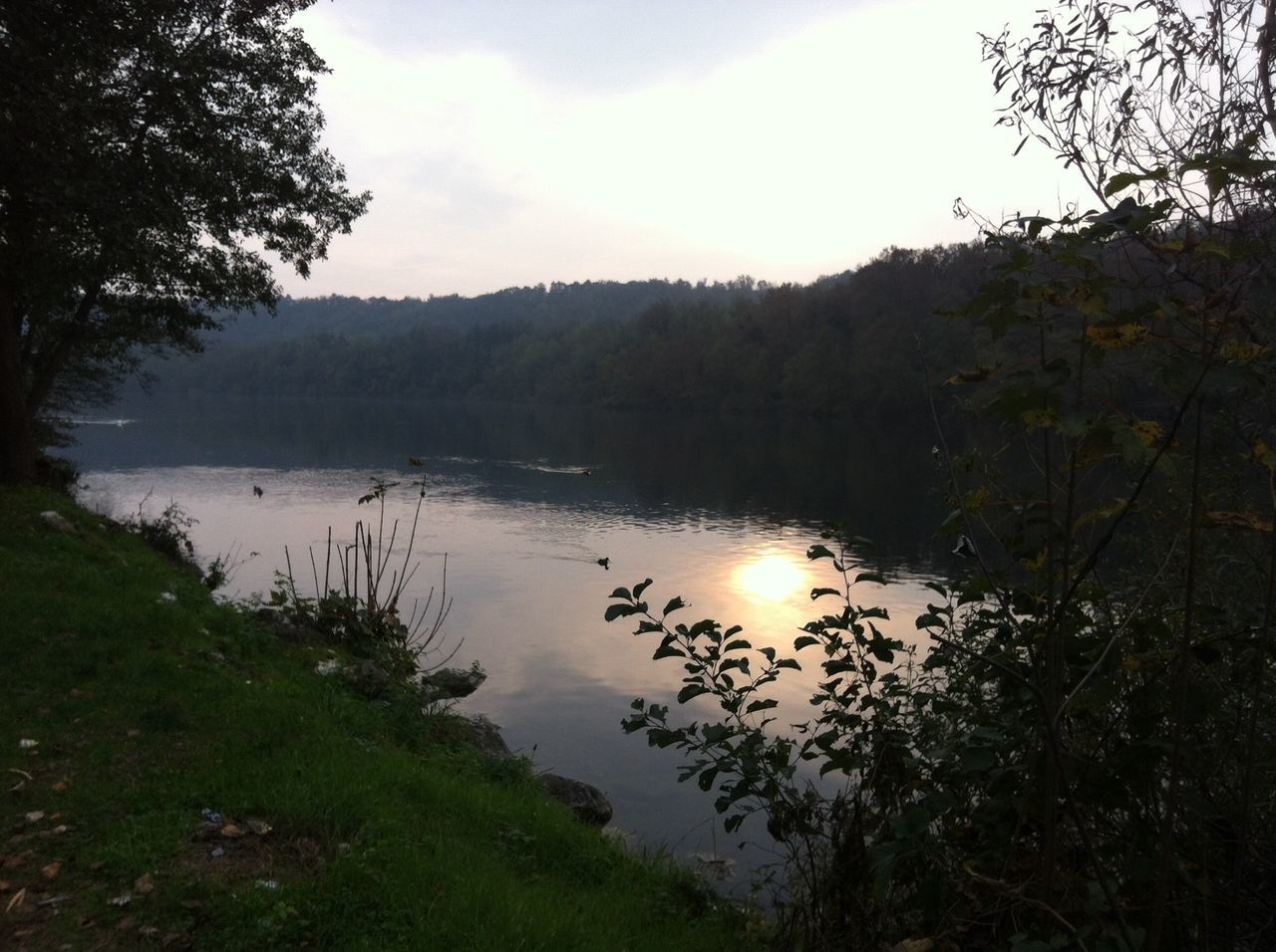 water, lake, tranquil scene, tranquility, tree, reflection, scenics, beauty in nature, nature, sky, mountain, plant, river, growth, idyllic, lakeshore, non-urban scene, forest, outdoors, grass