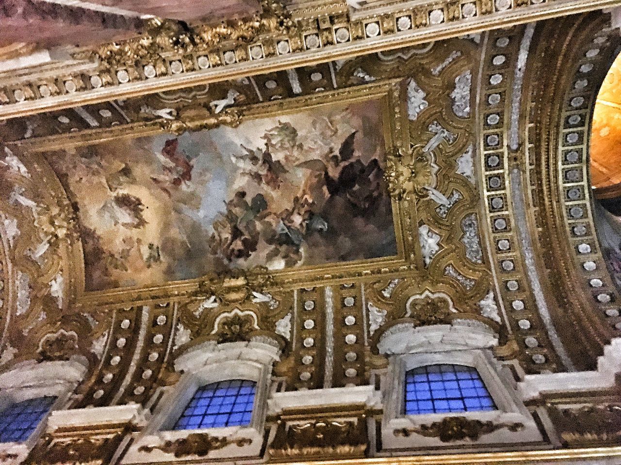 LOW ANGLE VIEW OF ORNATE CEILING OF BUILDING