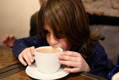 Close-up of hand holding coffee cup