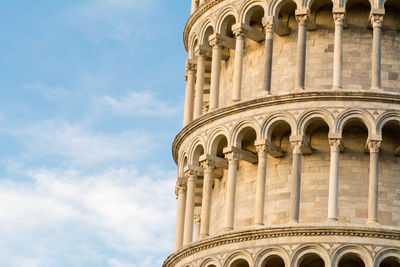 Leaning tower of pisa against sky