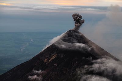 Statue by sea against sky