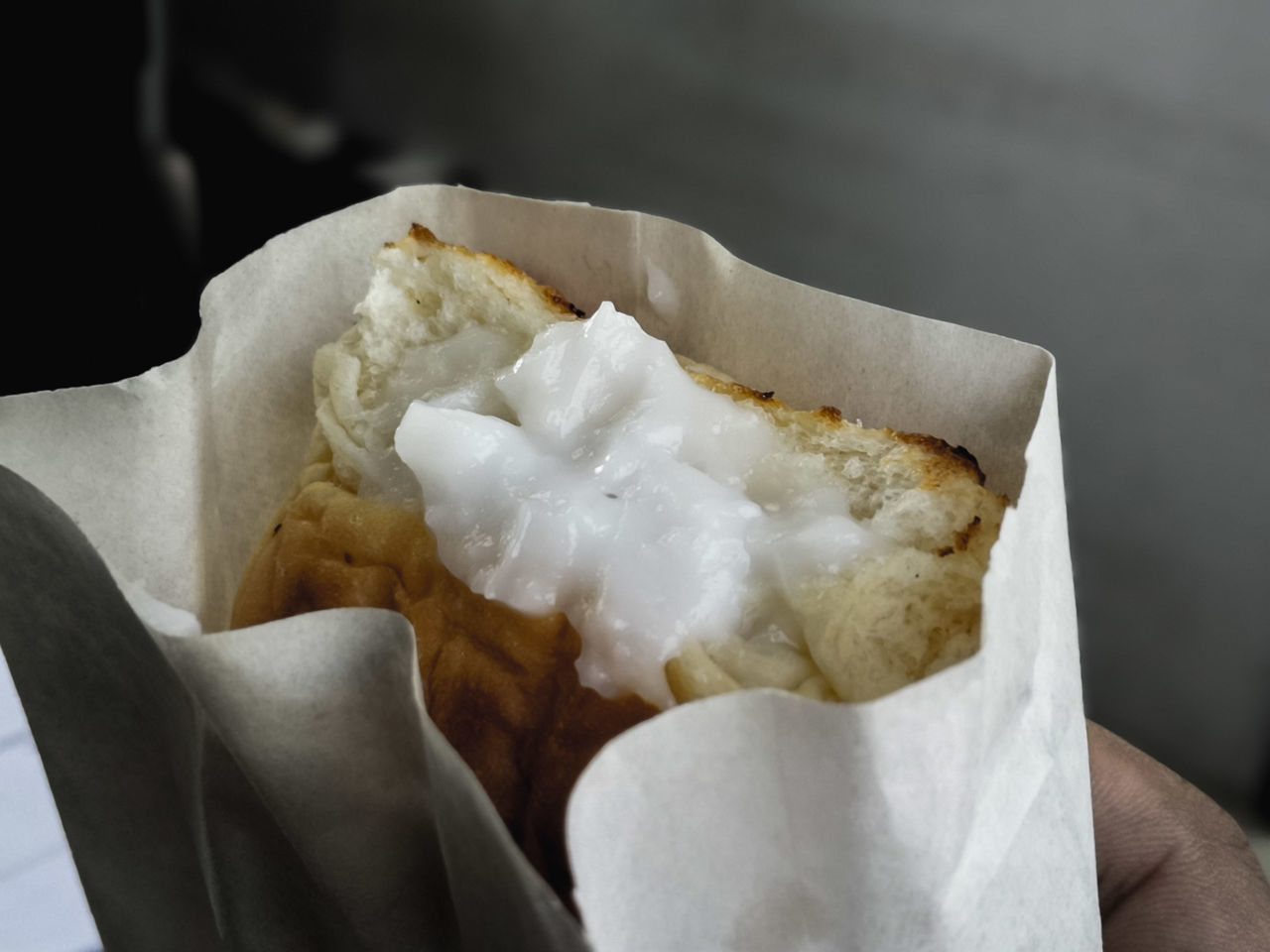 CLOSE-UP OF HAND HOLDING ICE CREAM CONE