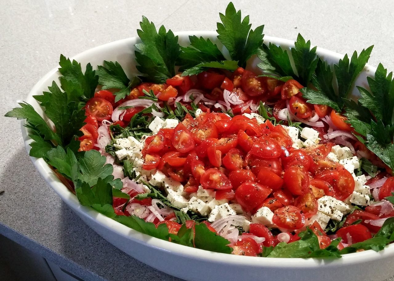 CLOSE-UP OF TOMATOES