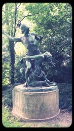 statue