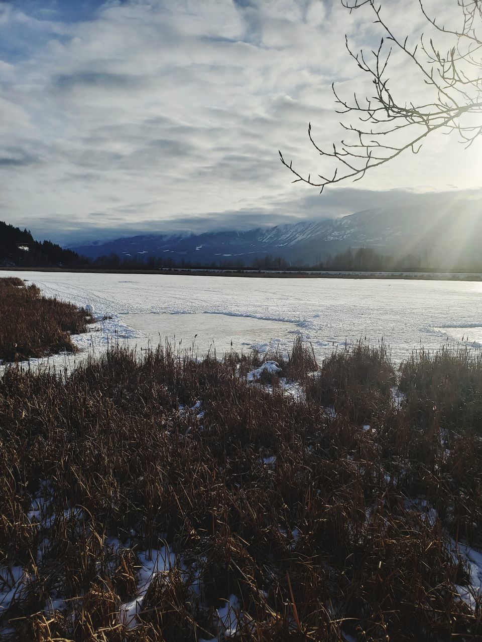 SCENIC VIEW OF FROZEN SEA AGAINST SKY