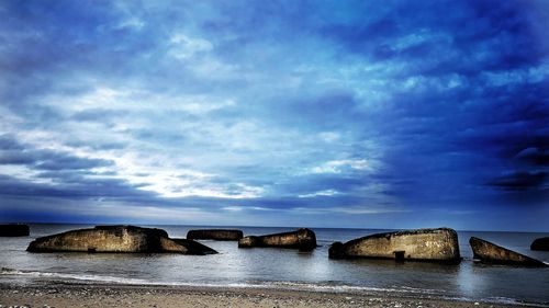 Arch bridge over sea against sky