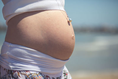 Close-up of the abdomen of a pregnant woman