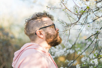 Side view of man looking away against sky