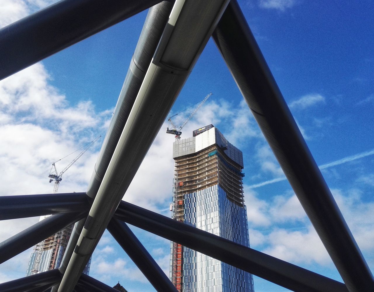 LOW ANGLE VIEW OF MODERN BUILDING AGAINST SKY