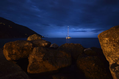 Suggestive view between the rocks of a boat at sea