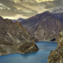 Panoramic view of lake and mountains against sky