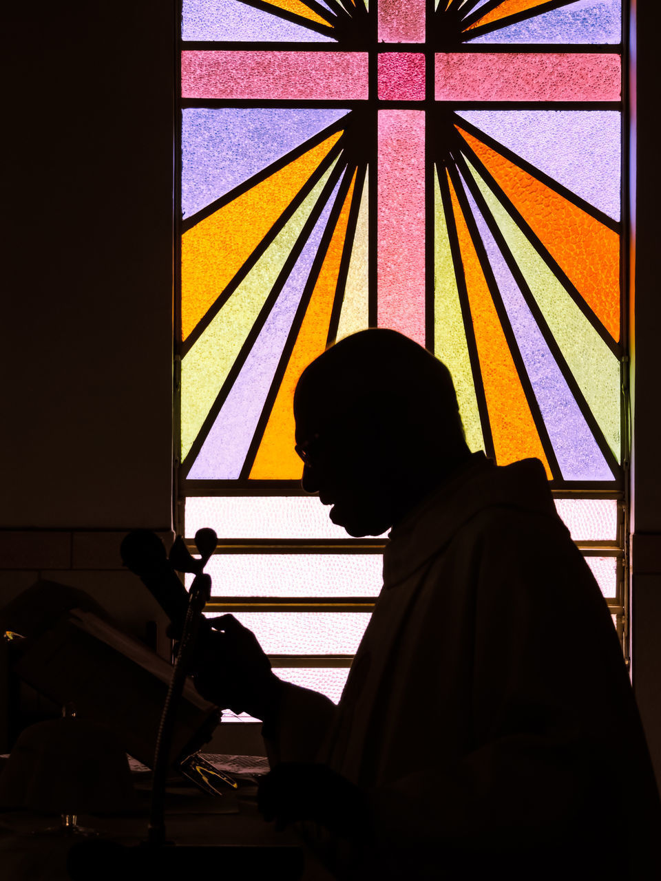 SIDE VIEW OF SILHOUETTE MAN PLAYING IN WINDOW