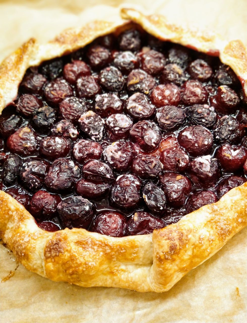 HIGH ANGLE VIEW OF BREAD ON CAKE